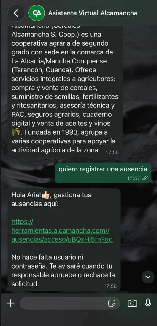 El empleado pide la ausencia por WhatsApp y recibe un enlace personal para gestionarla, sin usuario ni contraseña