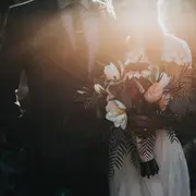 Los novios al atardecer