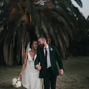Paseo de los novios bajo las palmeras