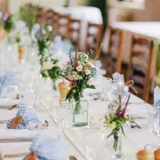 Mesa del banquete decorada con flores