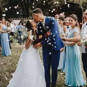 Salida de los novios entre confeti