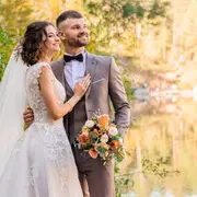 Retrato de los novios con el ramo