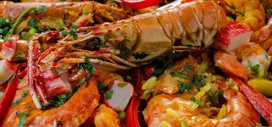 Arroz con marisco en paella, del Curso de Arroces de Sofrito