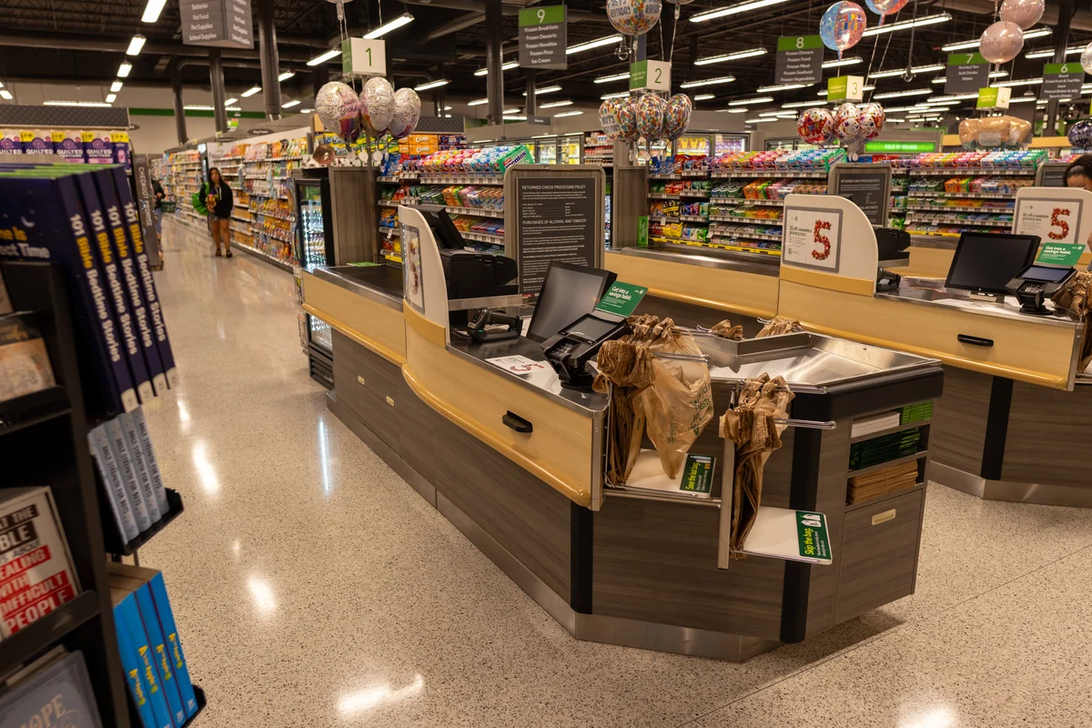 Línea de cajas de un supermercado con sus terminales de cobro